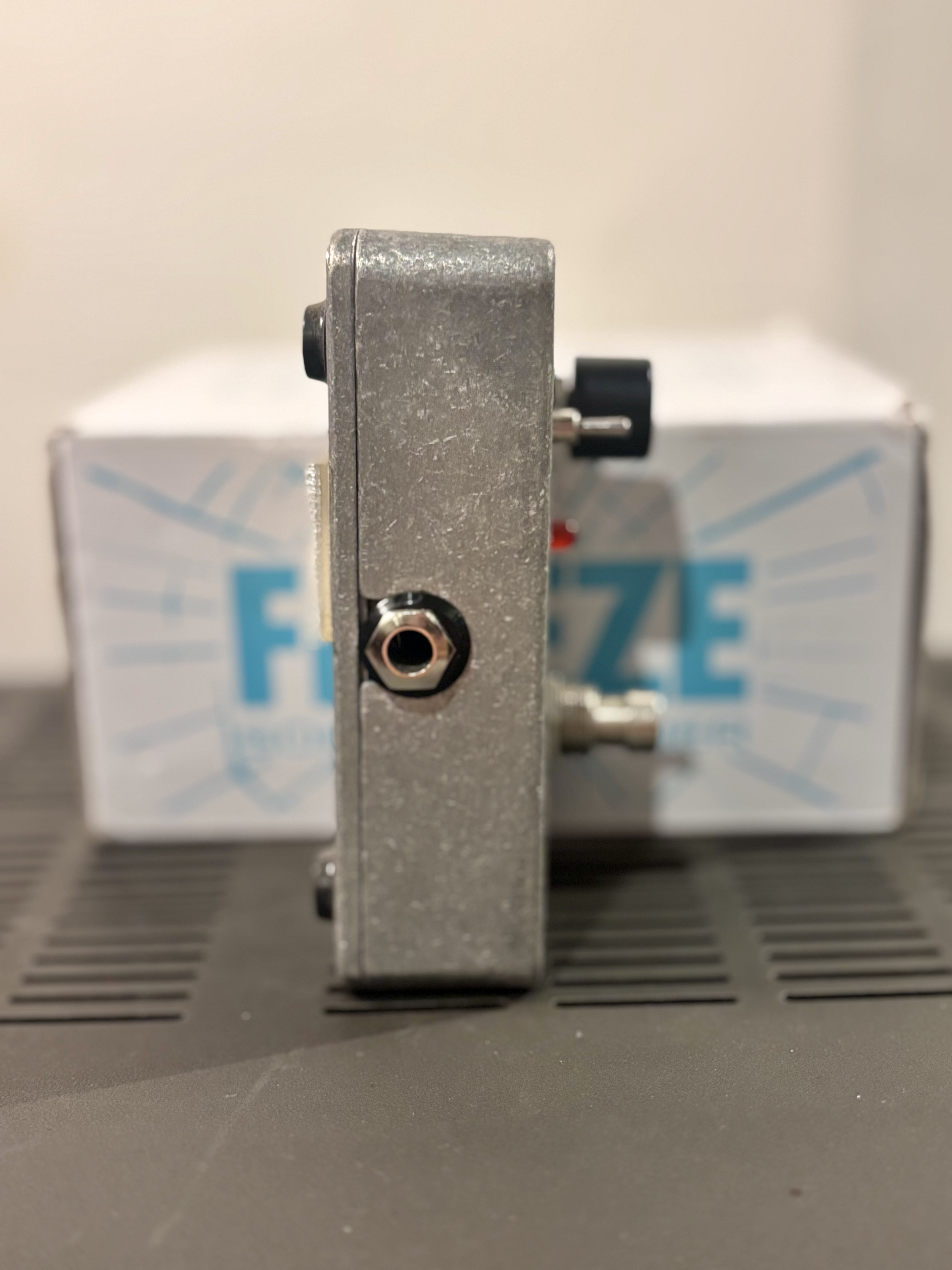 Electro-Harmonix Freeze Sound Retainer - additional view